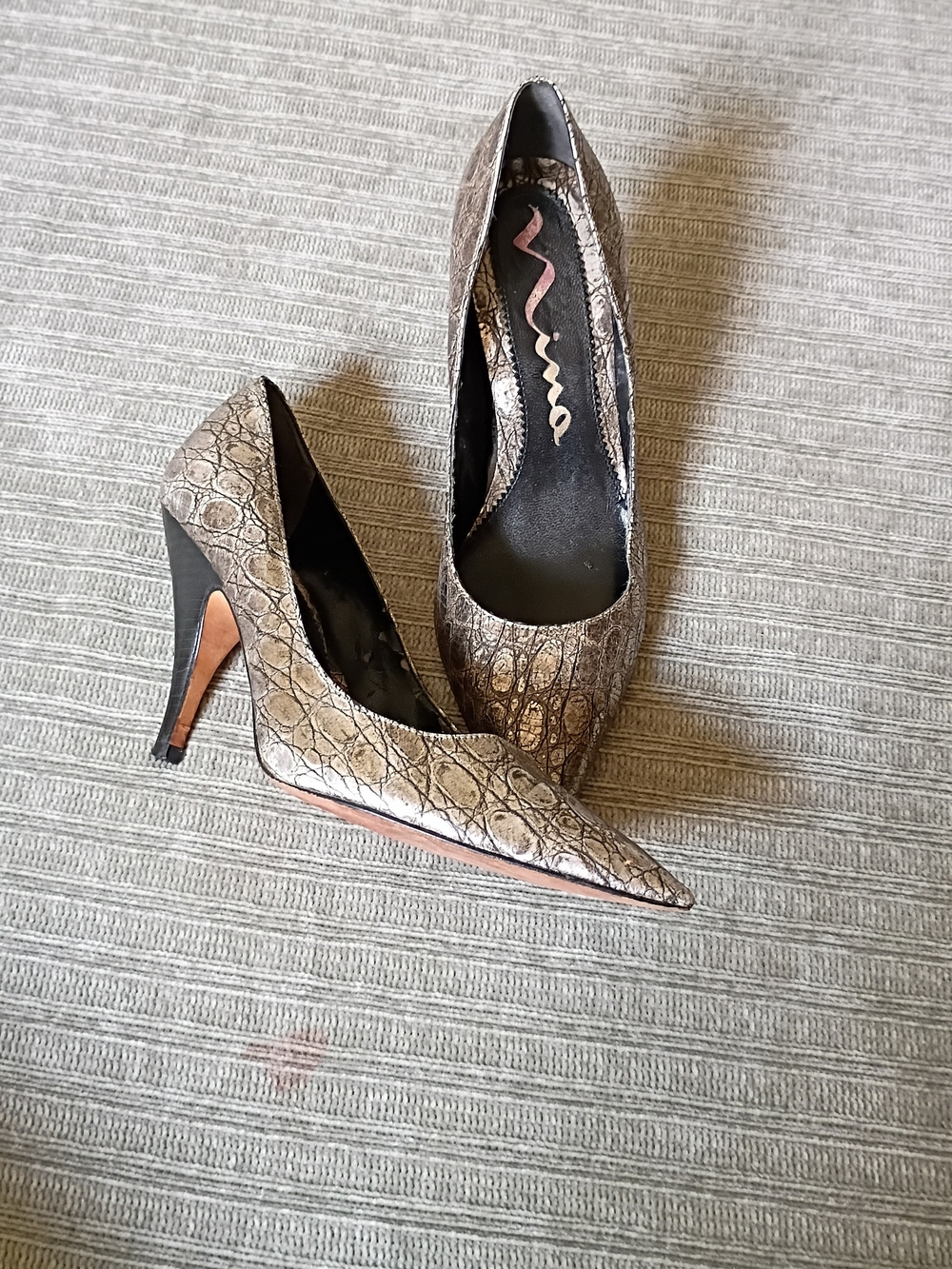Nina Metallic Bronze Crocodile Pumps Pointed Toe Size 7M Y2K Heels